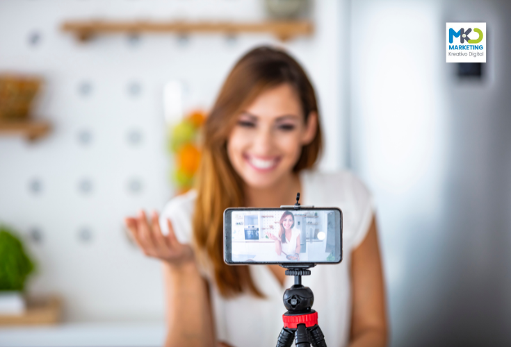 Mujer creando contenido de marketing